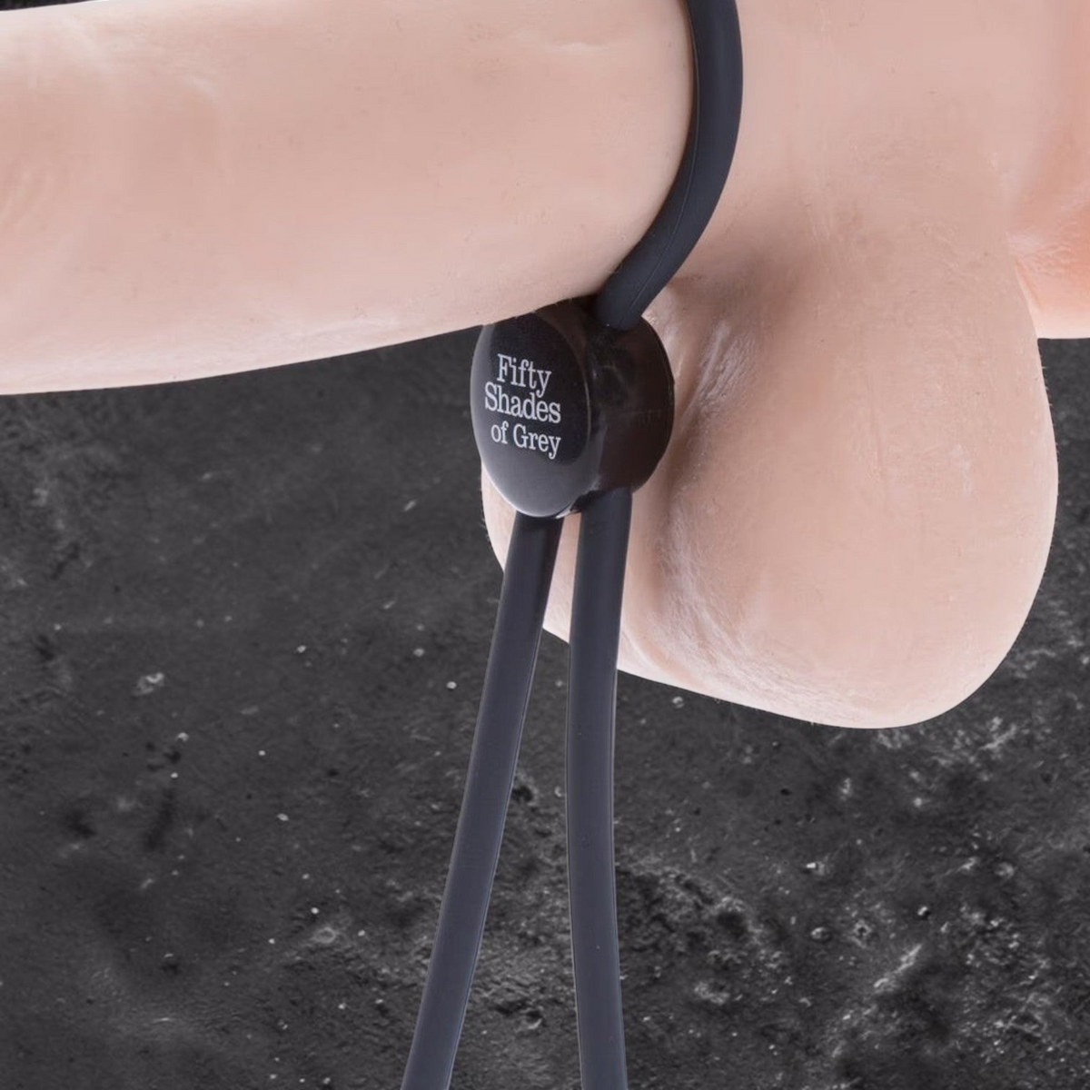 Anillo de placer ajustable de silicona negra de la colección Fifty Shades of Grey de PlayLoveToys sobre maniquí