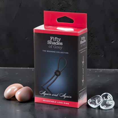 Anillo de placer ajustable de silicona negra Fifty Shades of Grey de PlayLoveToys en su caja de empaque original.