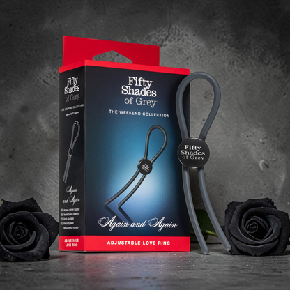 Anillo de amor ajustable de silicona negra Fifty Shades of Grey de PlayLoveToys junto a su caja de presentación.