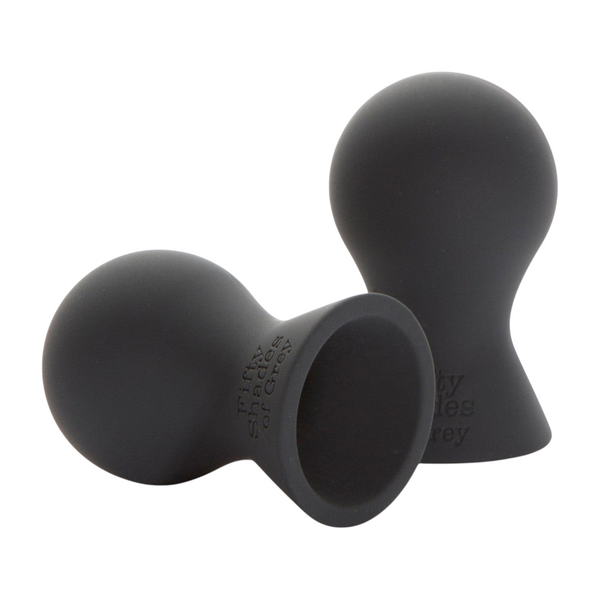Teasers de pezón de silicona negra de PlayLoveToys, parte de la colección Fifty Shades of Grey para estimulación suave.