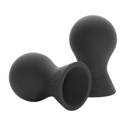 Teasers de pezón de silicona negra de PlayLoveToys, parte de la colección Fifty Shades of Grey para estimulación suave.