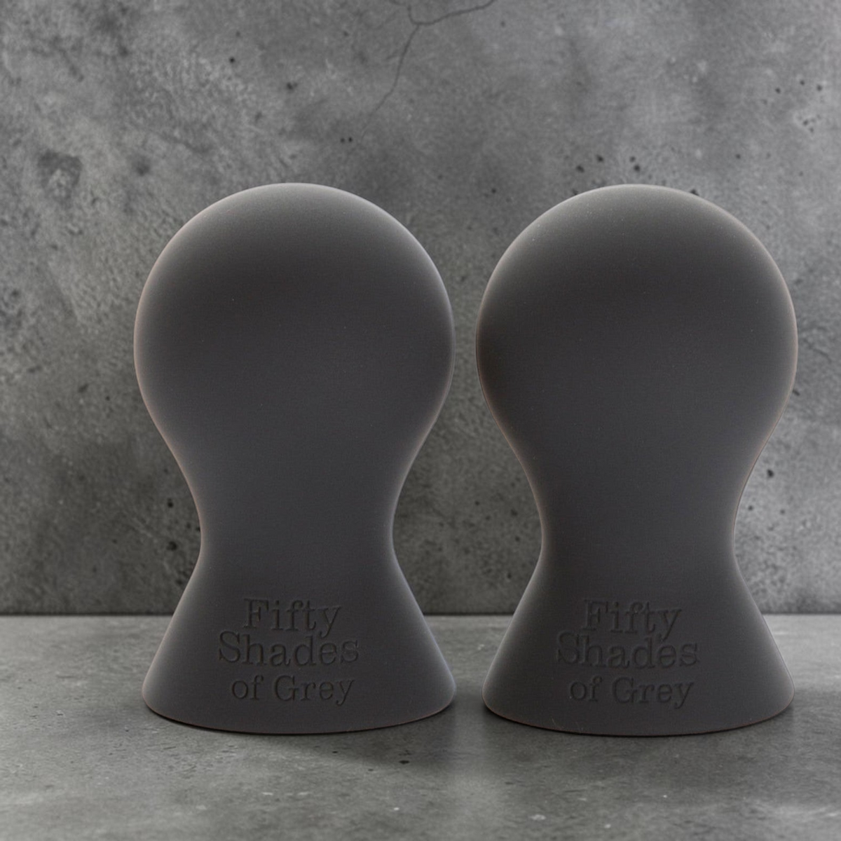 Dos estimuladores de pezón de silicona negra de PlayLoveToys de la colección Fifty Shades of Grey
