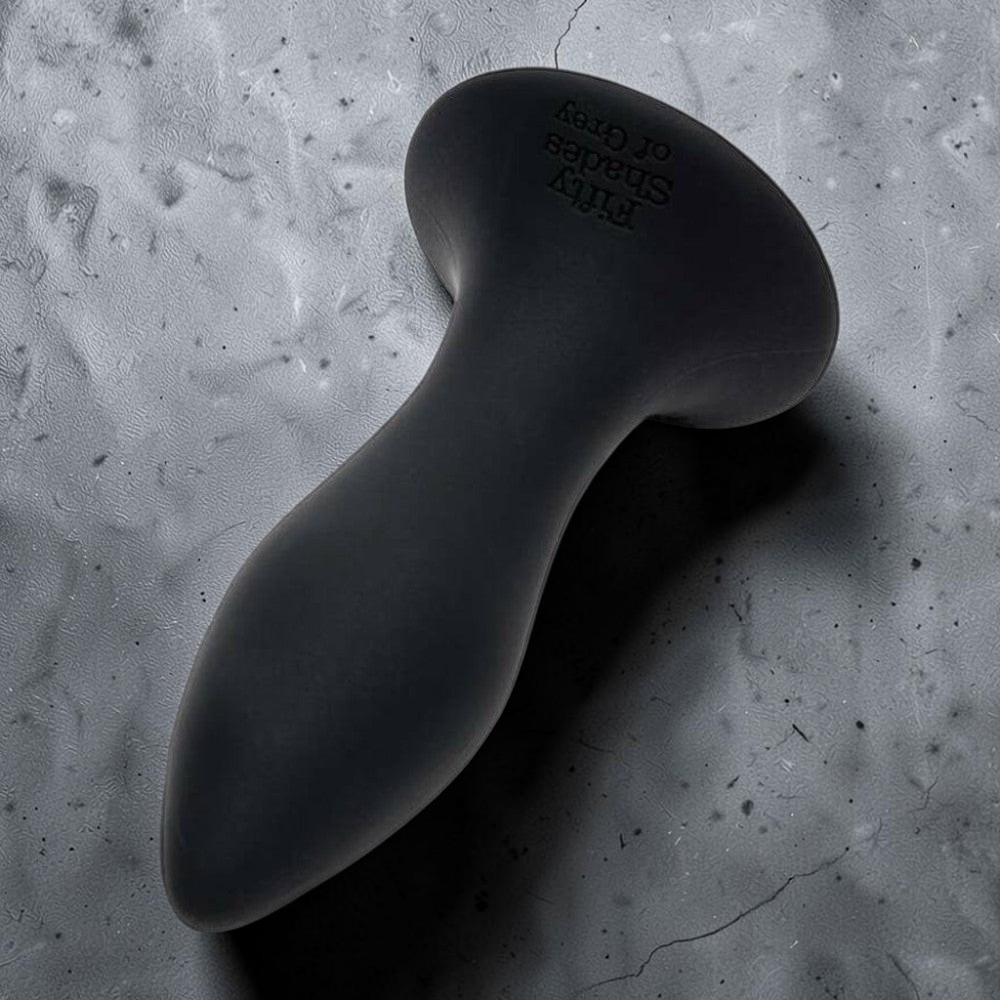 Tapón anal vibrador negro de silicona Fifty Shades of Grey de PlayLoveToys con base ensanchada para mayor seguridad.