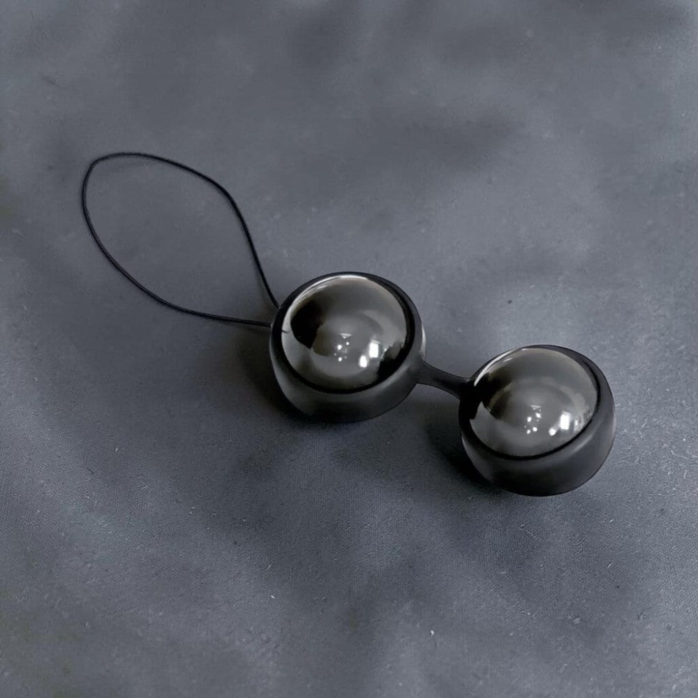 Bolas de Kegel LELO Beads Noir de PlayLoveToys en silicona negra para entrenamiento del suelo pélvico