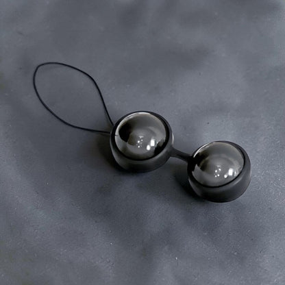 Bolas de Kegel LELO Beads Noir de PlayLoveToys en silicona negra para entrenamiento del suelo pélvico