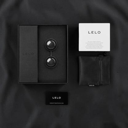 Set de bolas de Kegel LELO Beads Noir de PlayLoveToys en caja negra con bolsa de satén, manual y tarjeta de garantía.