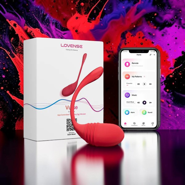 Vibrador Lovense Vulse de silicona roja con función de empuje, junto a su caja y smartphone con la app PlayLoveToys